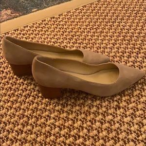 Wood block pointed toe shoes